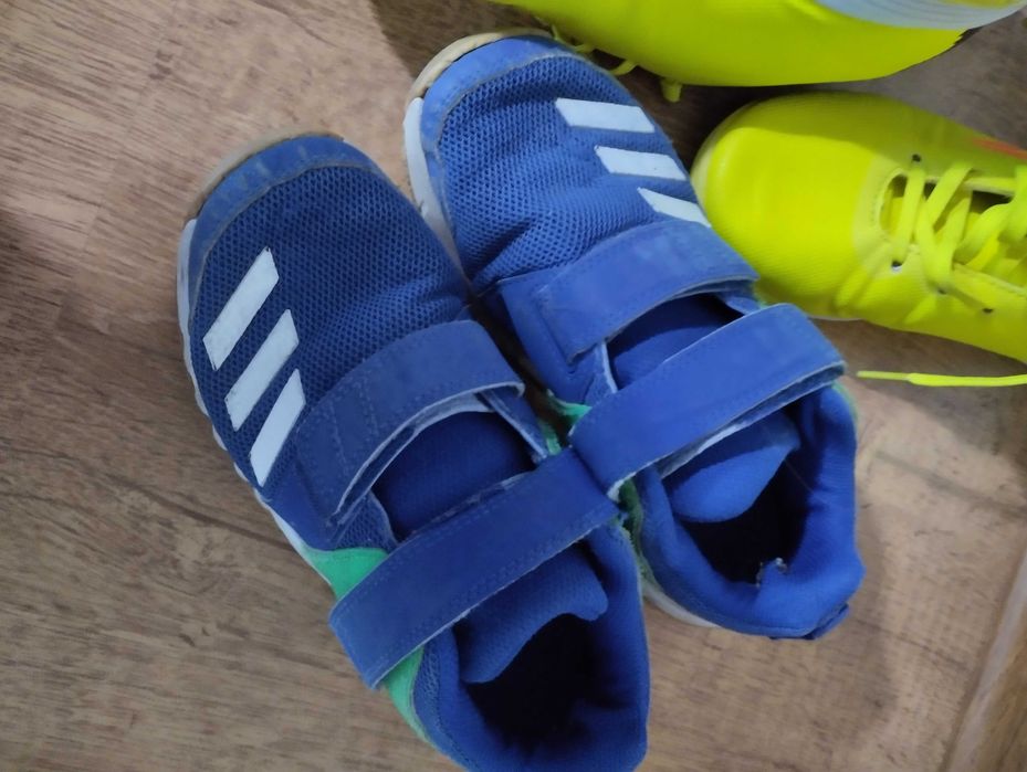 Ботуши и два чифта маратонки 33номер