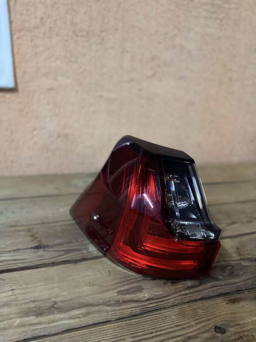 Продам фару от лексус новая