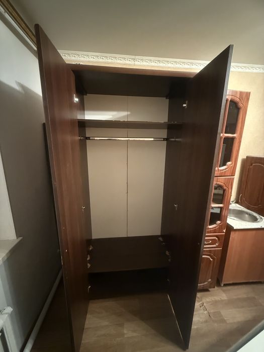 Продается двухдверный шифонер.