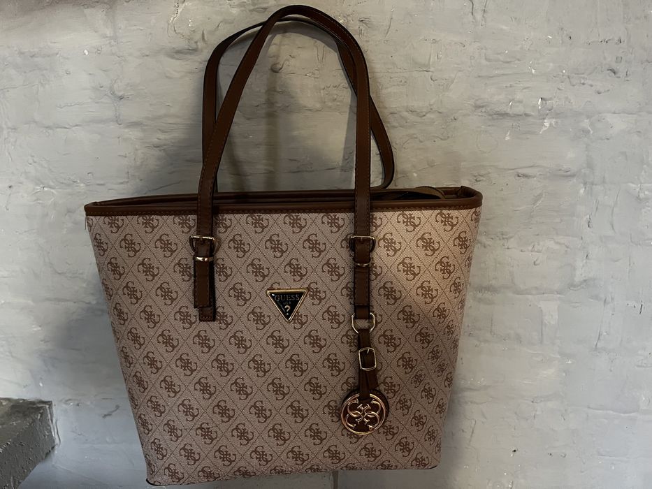 Големи дамски чанти Guess