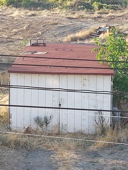 Продавам гаражна клетка с метални врати.