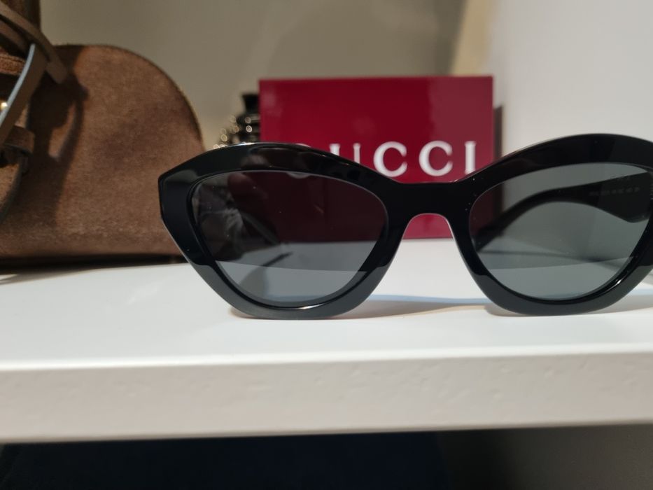 De vânzare ochelarii prada