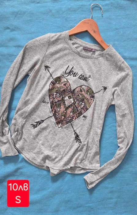 Сива блуза с принт сърце и надпис – мека, удобна и романтична