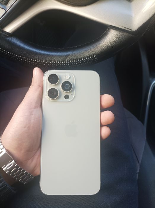 Iphone 15 pro max256 sotiladi.Karobka bor.Sastayana zor qirilgan joyi
