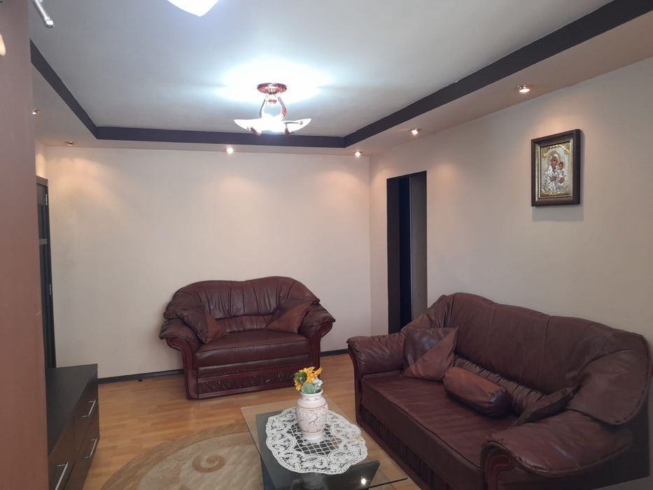 Închiriez apartament cu 3 camere