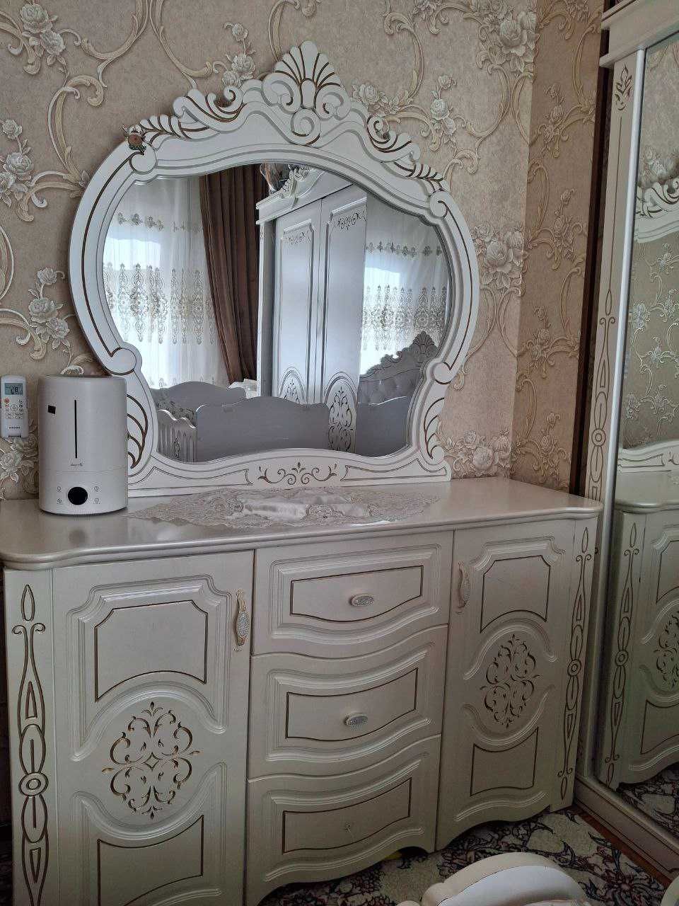 двуспальная кровать + комод