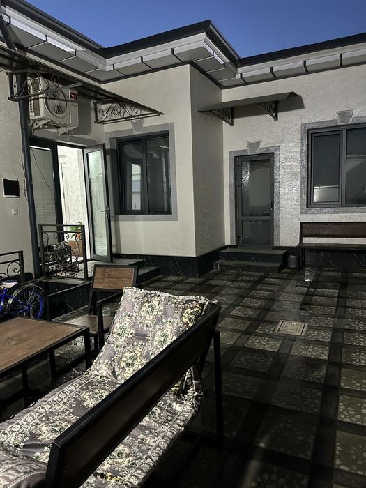 Uy sotiladi. Yangi qurilgan hovli