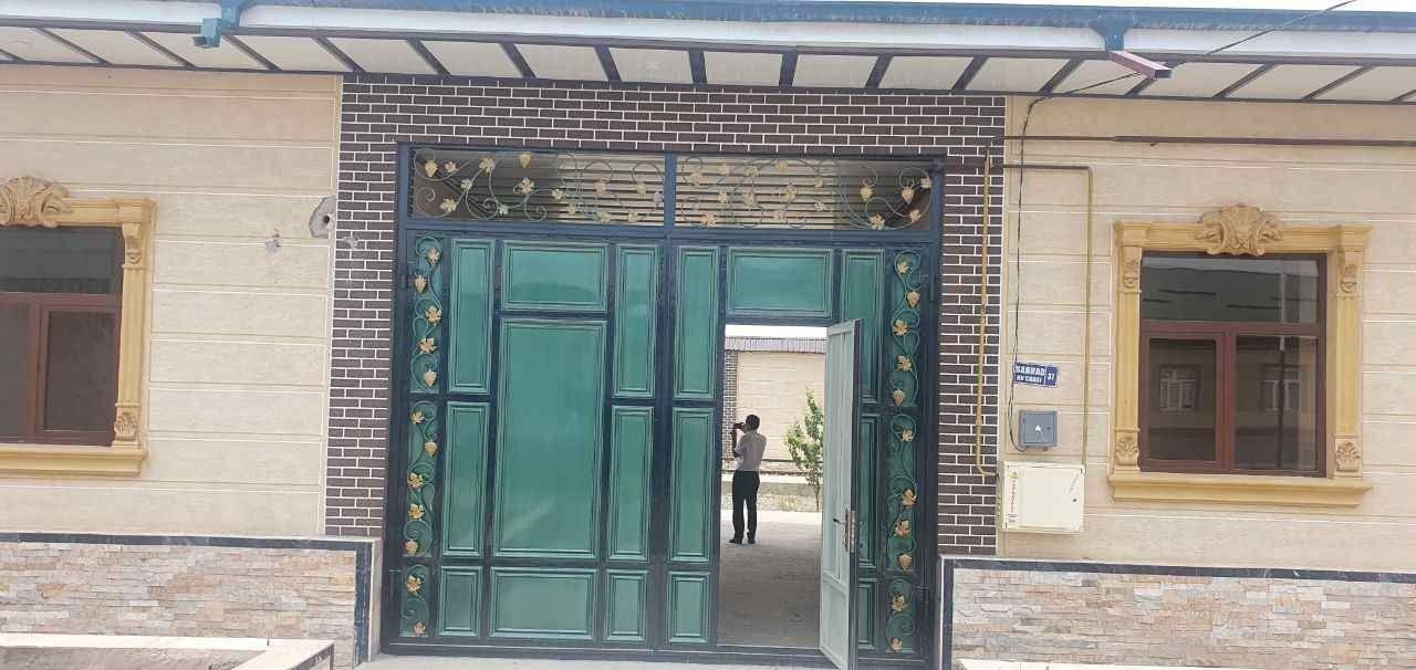 Hovli sotiladi navoiy farxod safxozda, 5 sotix yevro remont uy