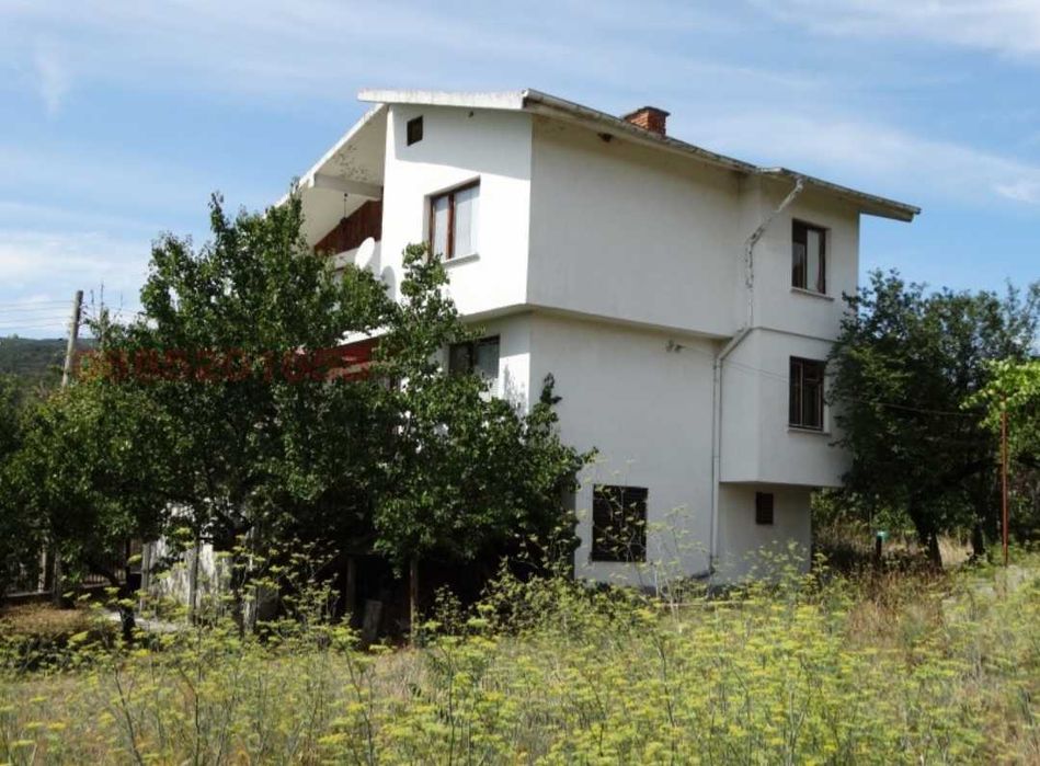 Продавам вила с.Мухово