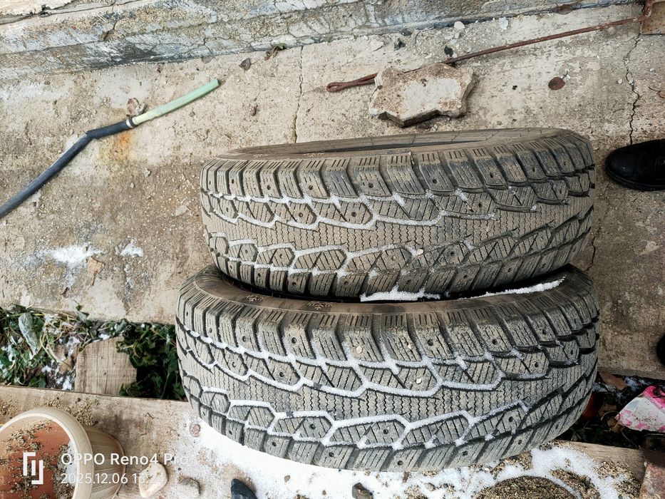 Продам шины 2 шипованные но без шипов и 2 липучки