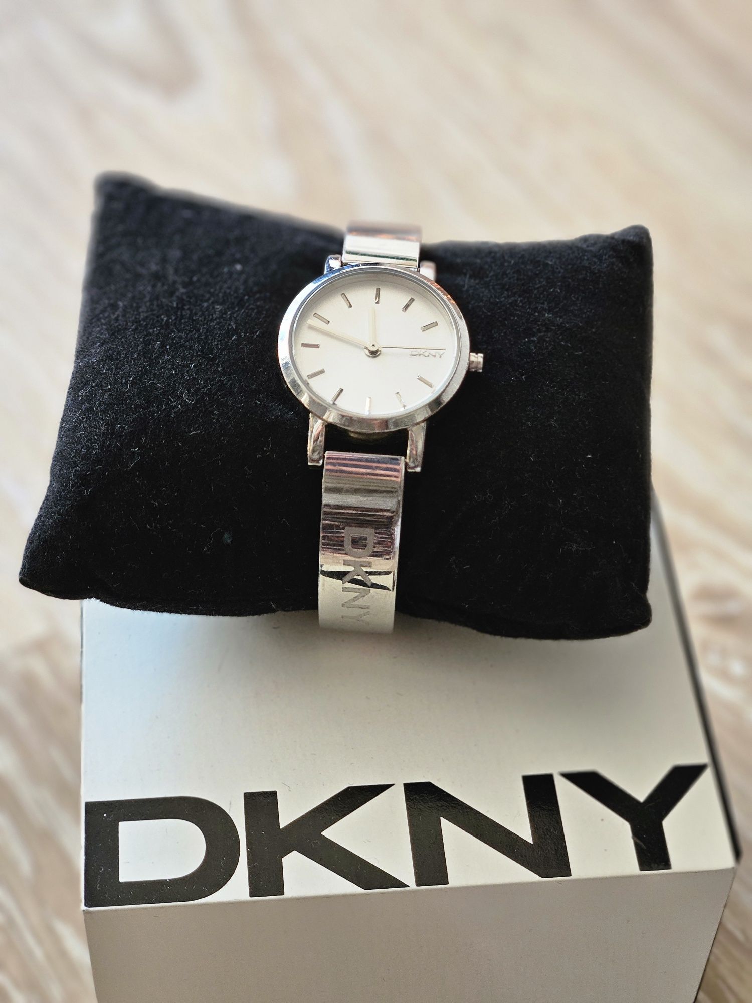 Сребрист часовник DKNY