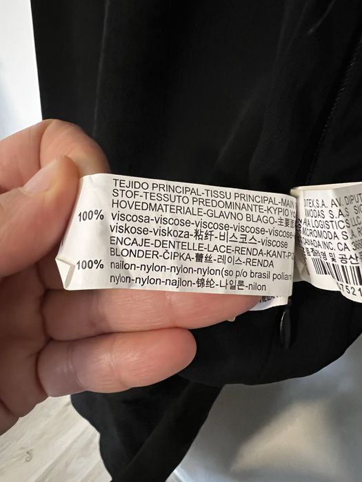 Salopeta neagră cu dantelă de la Zara