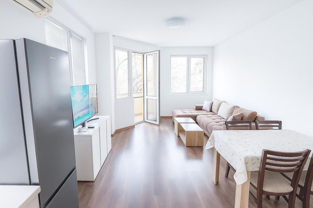 Светъл ДВУСТАЕН апартамент в район Южен