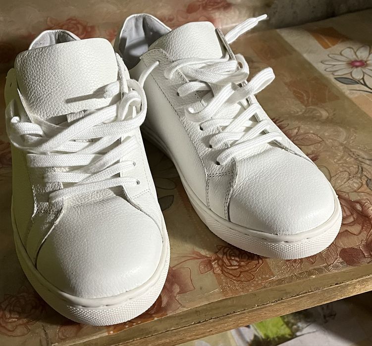 Adidași Albi Eleganți Moss – Noi, Niciodată Purtați