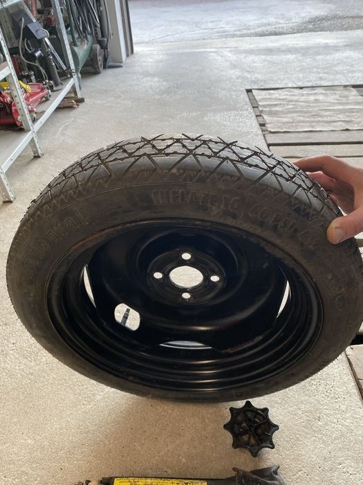 Резервна гума с крик и ключ