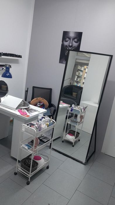 Продаю большое напольное зеркало в тонкой черной металлической раме.