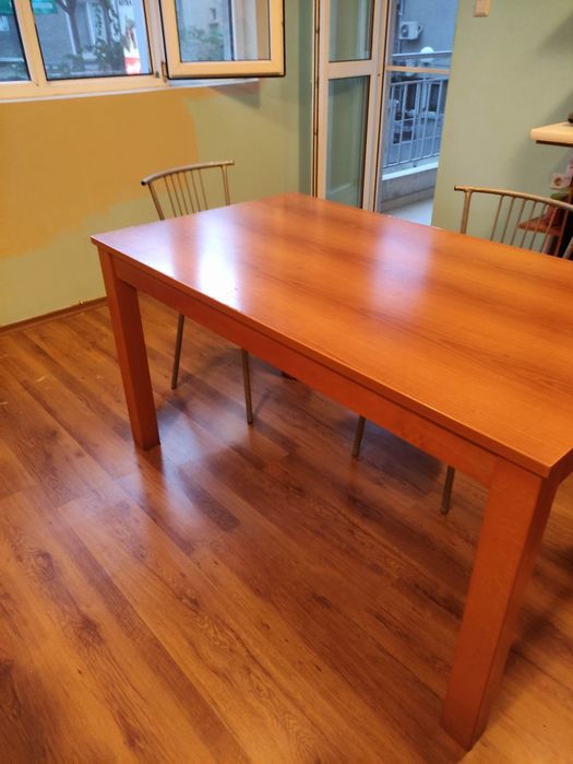 Трапезна маса неразтегаема