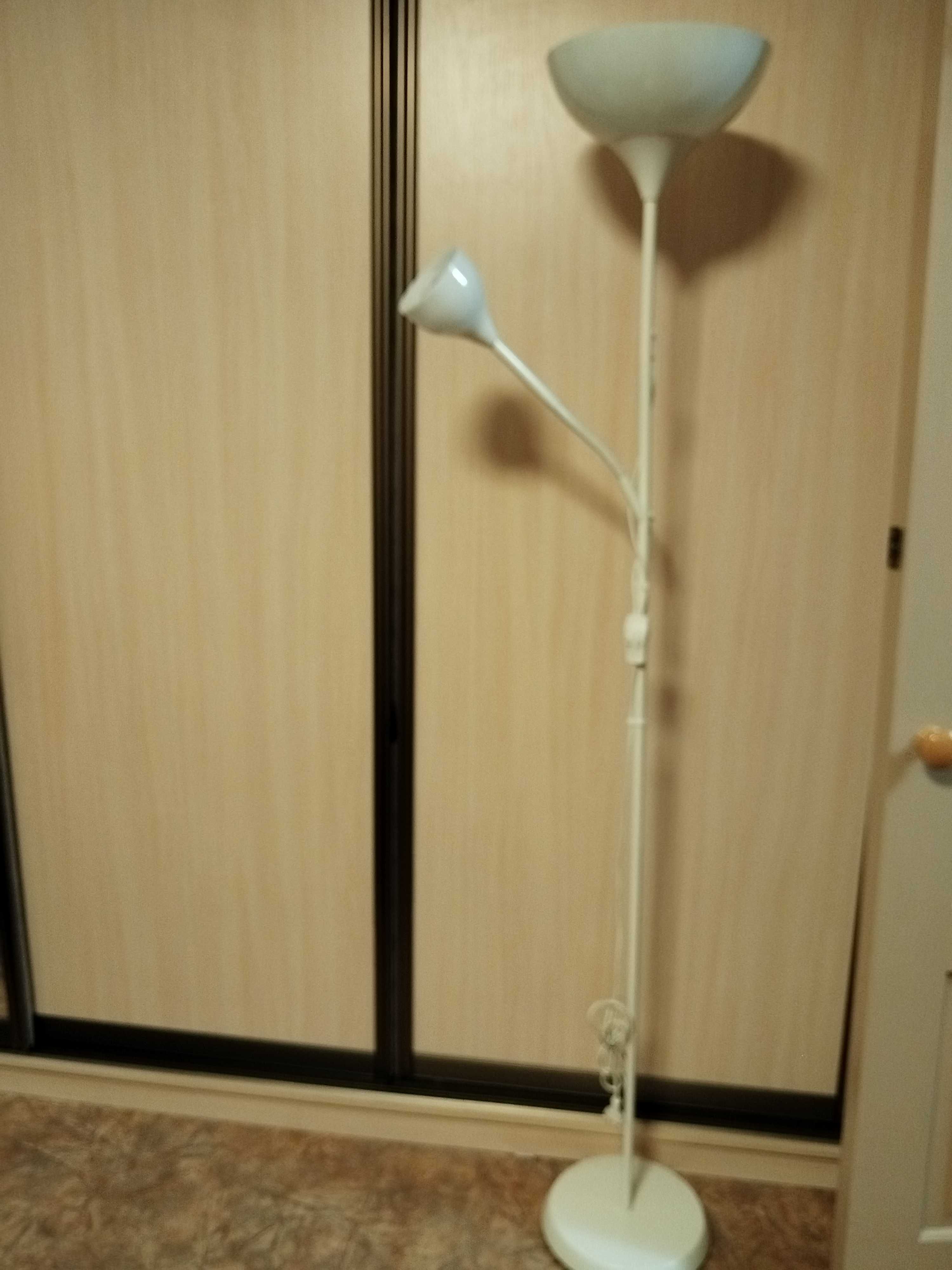 Продам напольную лампу