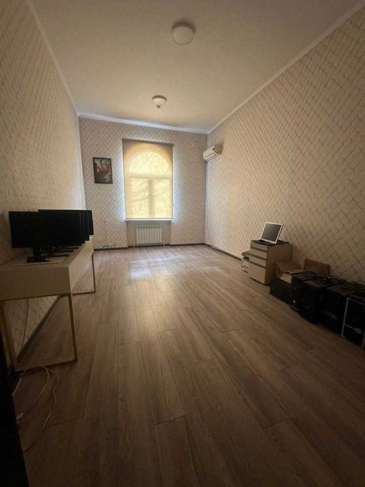 Продается дом под любой бизнес, 6 соток,  630 кв. ор-н 8 роддом