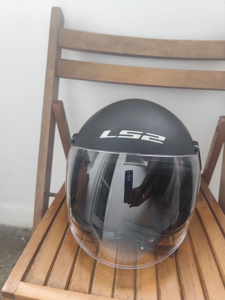 Vând căsca de motociclete