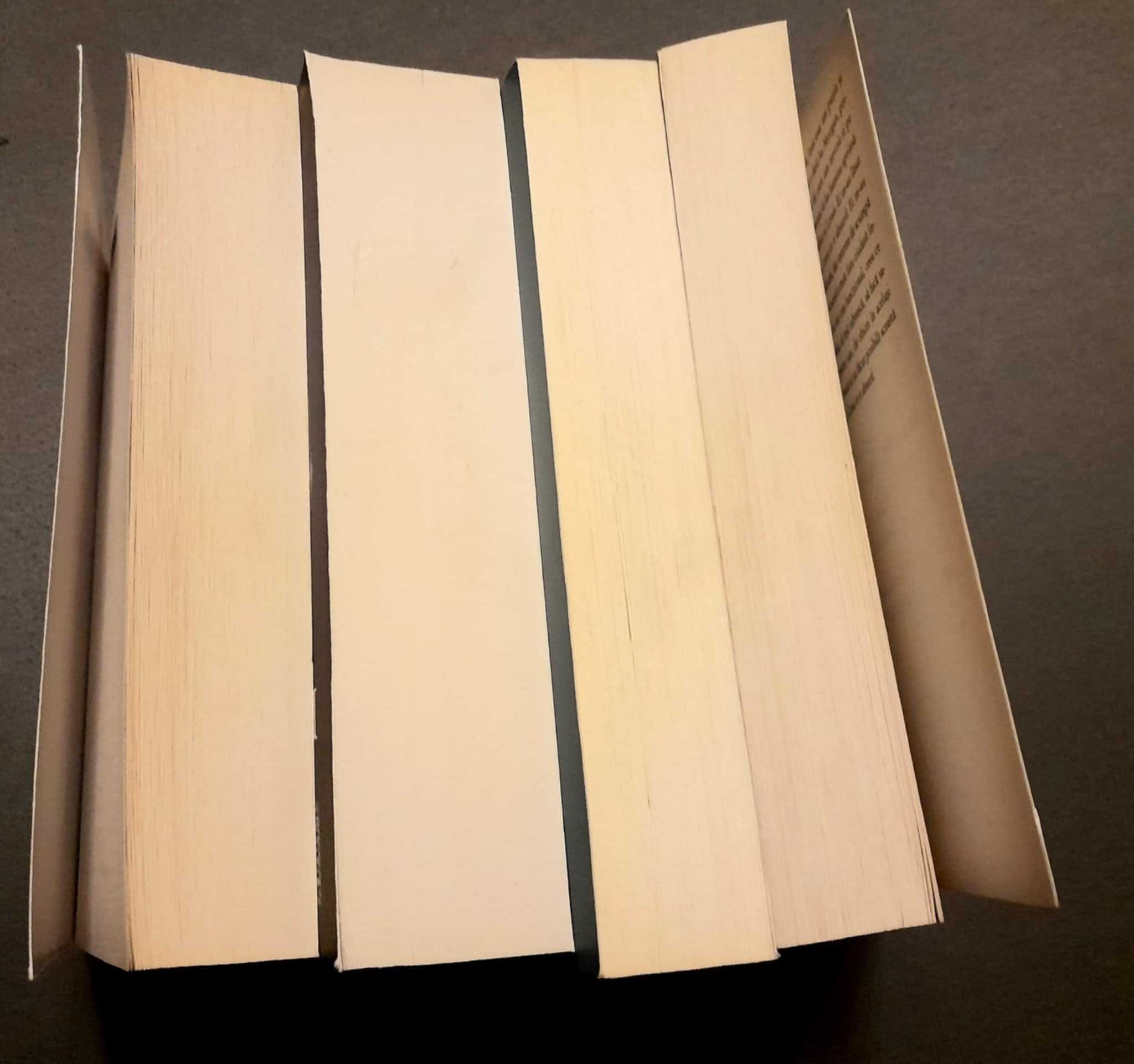 4 vol seria Regina rosie - Victoria Aveyard