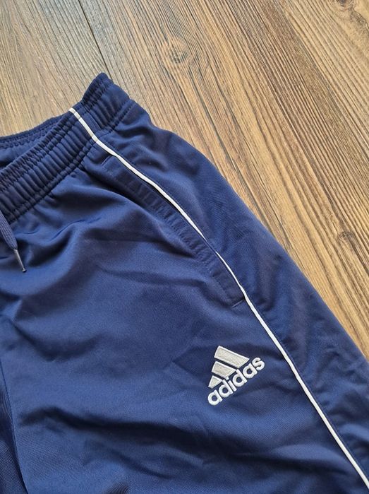 Страхотно мъжко спортно долнище ADIDAS
размер S, без забележки като но