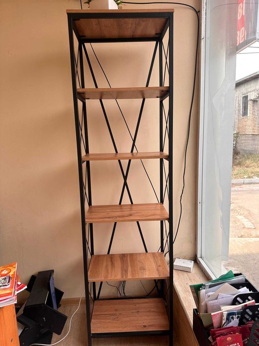 Доска, стеллаж, стол, стул, переплётный аппарат и другое.