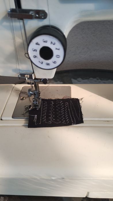 Отлично работеща шевна машина  .