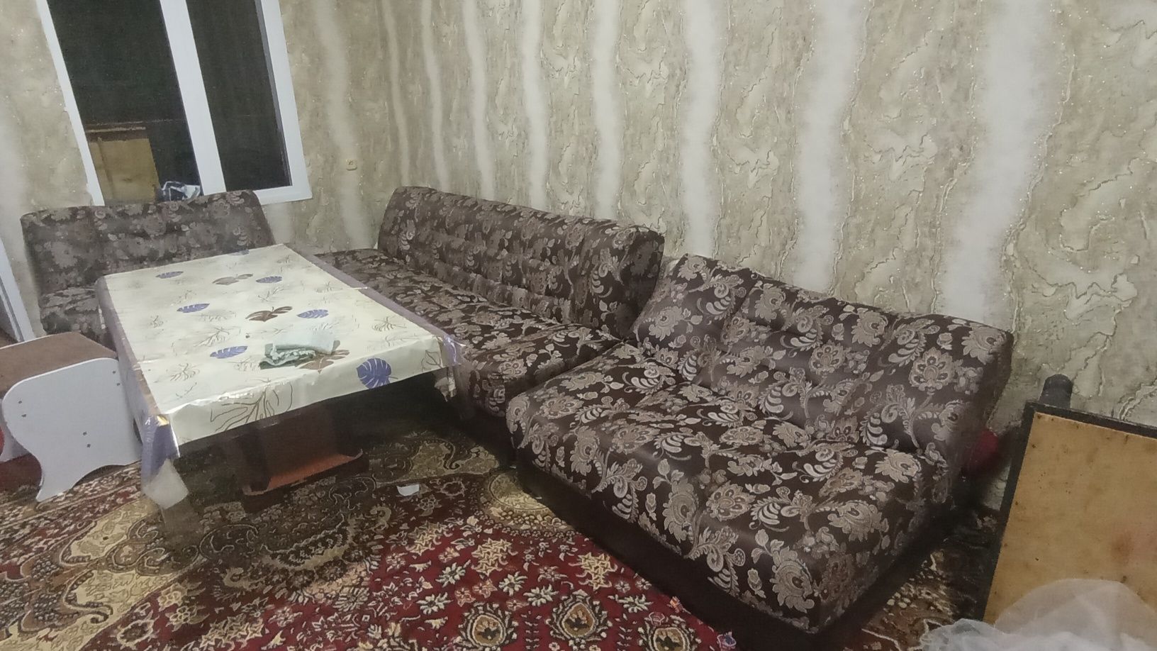 Продается диван в зал
