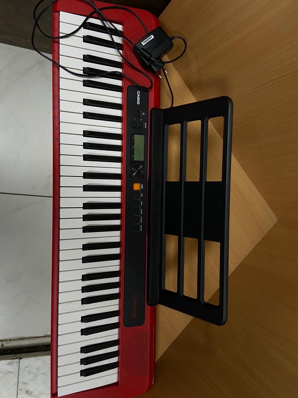 продается синтезатор Casiotone CT5200RD