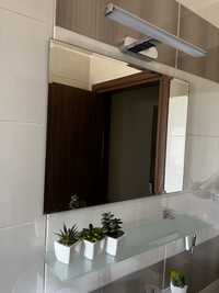 Огледало, етажерка и лампа за баня