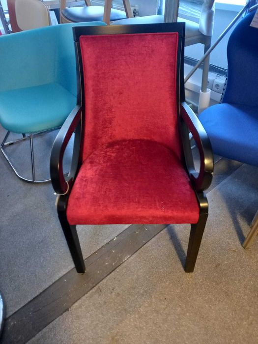 Fotoliu cadru de lemn negru cu brate, tapitat rosu 1 bucata