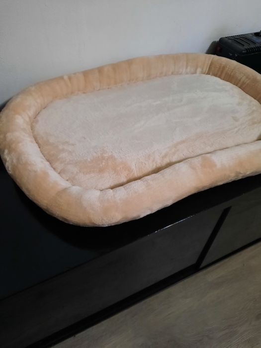 Лежанка меховая для кошек или мелких собак. Новая.