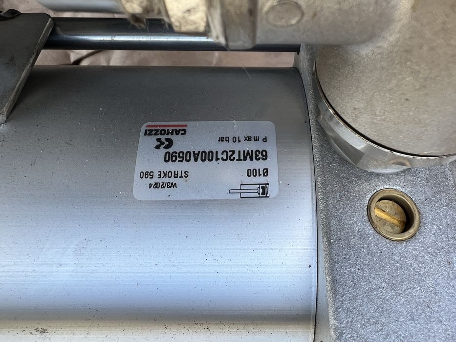 Cilindru pneumatic fi -100 mm si L - 900 mm cu distribuitor