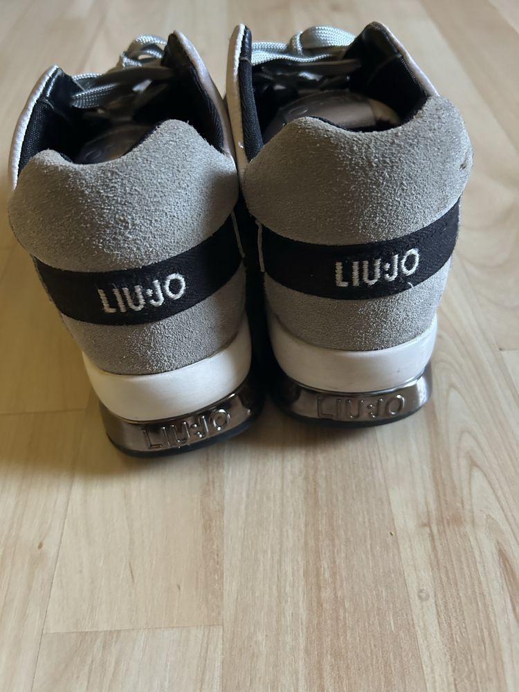 Сникърси на Liu Jo