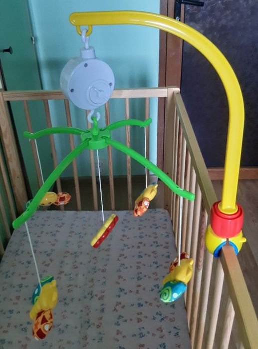 Carusel muzical rotativ actionat mecanic + jucarii