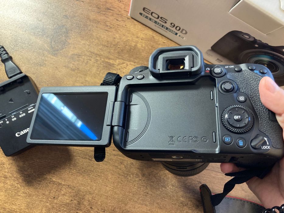 Kit Canon EOS D90 + obiectiv 18 - 135mm USM și încărcător - 200 cadre