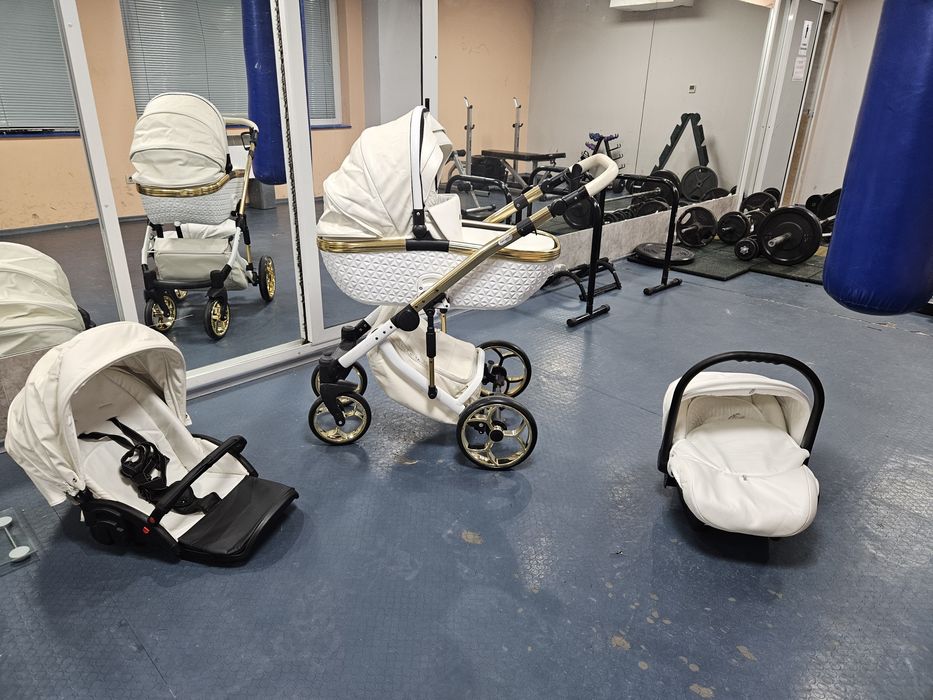 Бяла бебешка количка 3в1