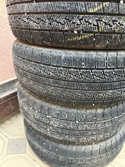 Roadstone 215/60 16
