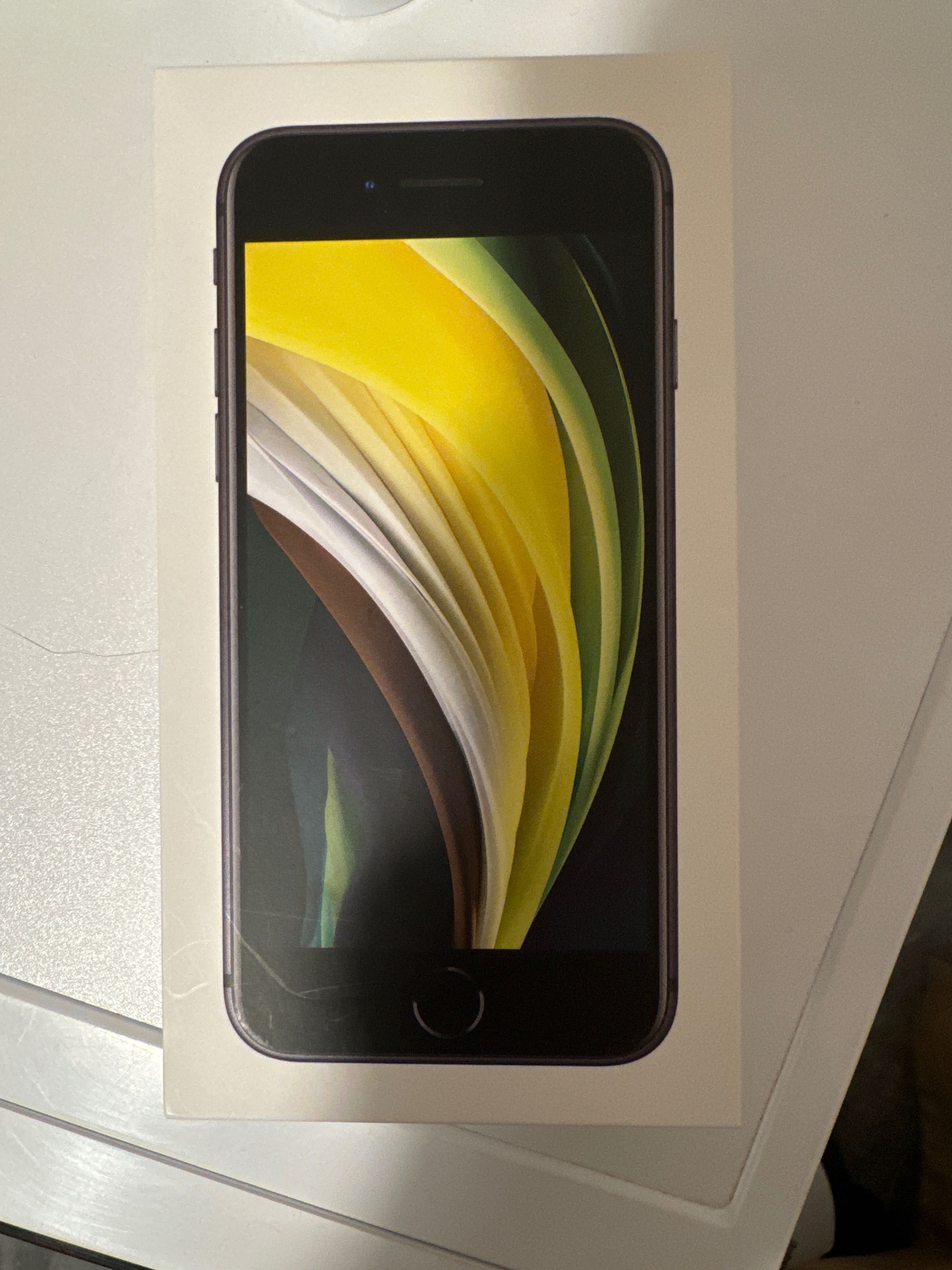 Iphone se 2020 128gb Черен. Батерията е за смяна.