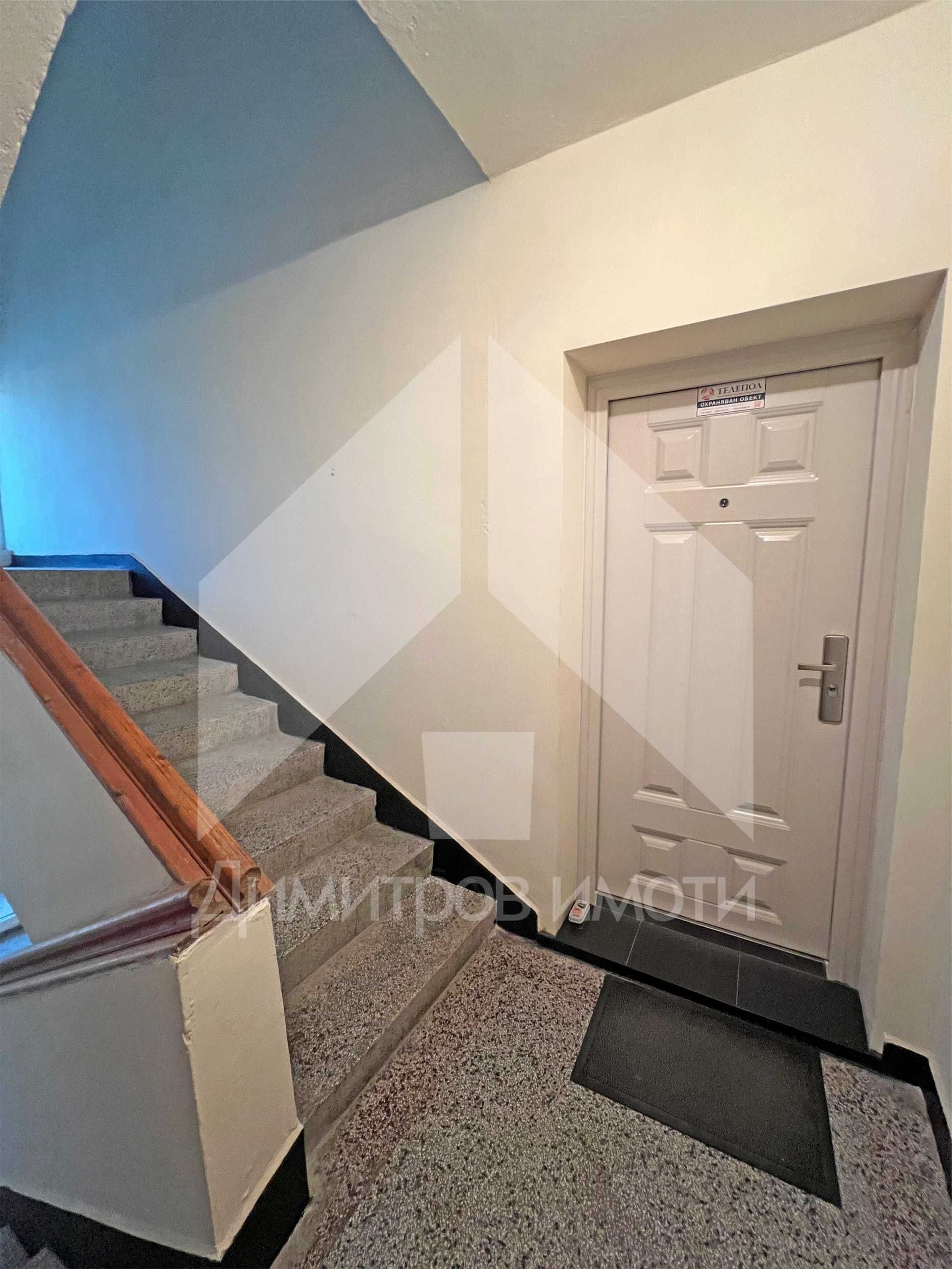 Продава тристаен апартамент 88м2 в тухлена, санирана кооперация.