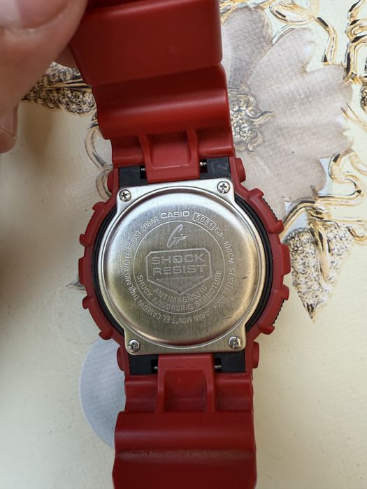 Продавам оригинален мъжки часовник Casio G-Shock GA-100 в червен цвят.