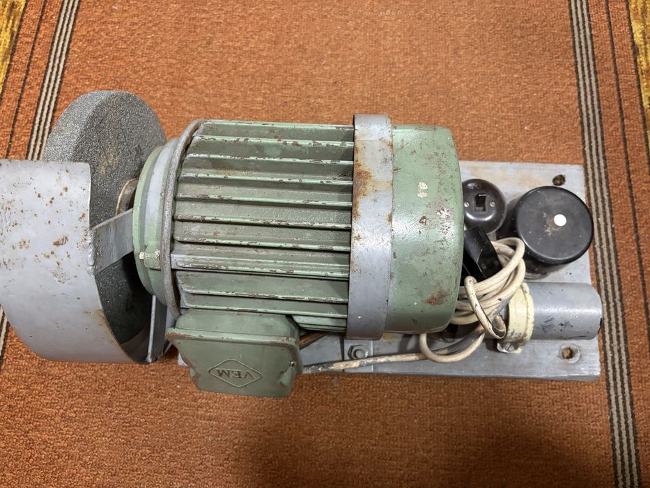 Продавам Малка настолна шмиргел-машина (точило