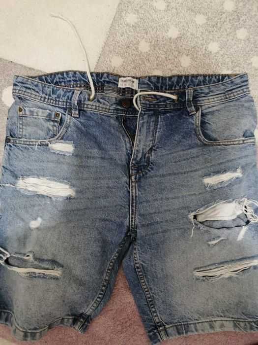 Blugi reserved și scurti