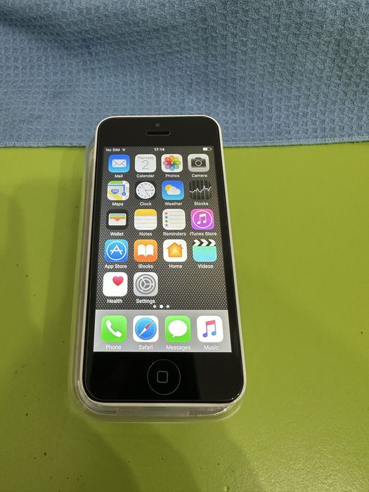 Продавам iPhone 5c с оригинална кутия