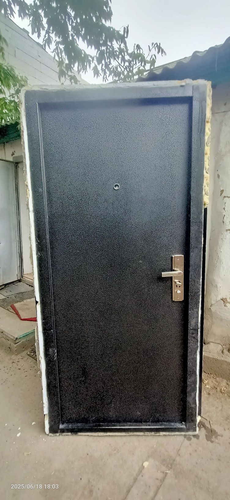 Продам металлическую дверь цены разные.