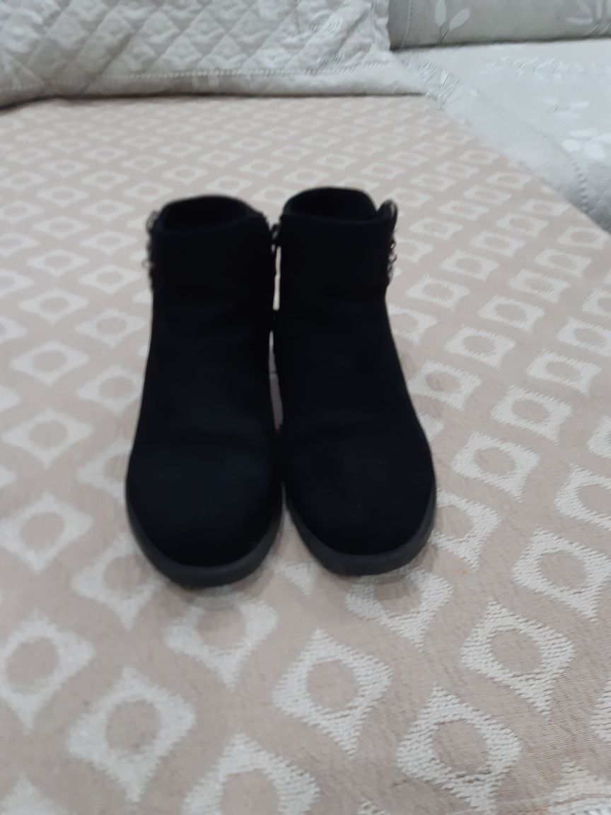 Продам  туфельки для девочек.