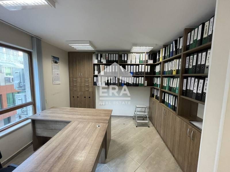 Частично обзаведен офис за продажба, в нова бизнес сграда, район Базар