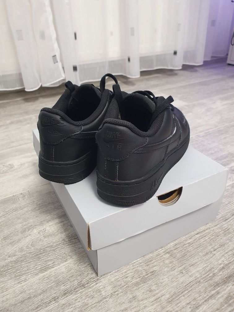 Vând adidași nike air force 1 black