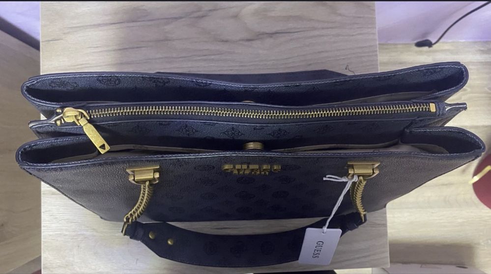 Оригинална чанта Guess